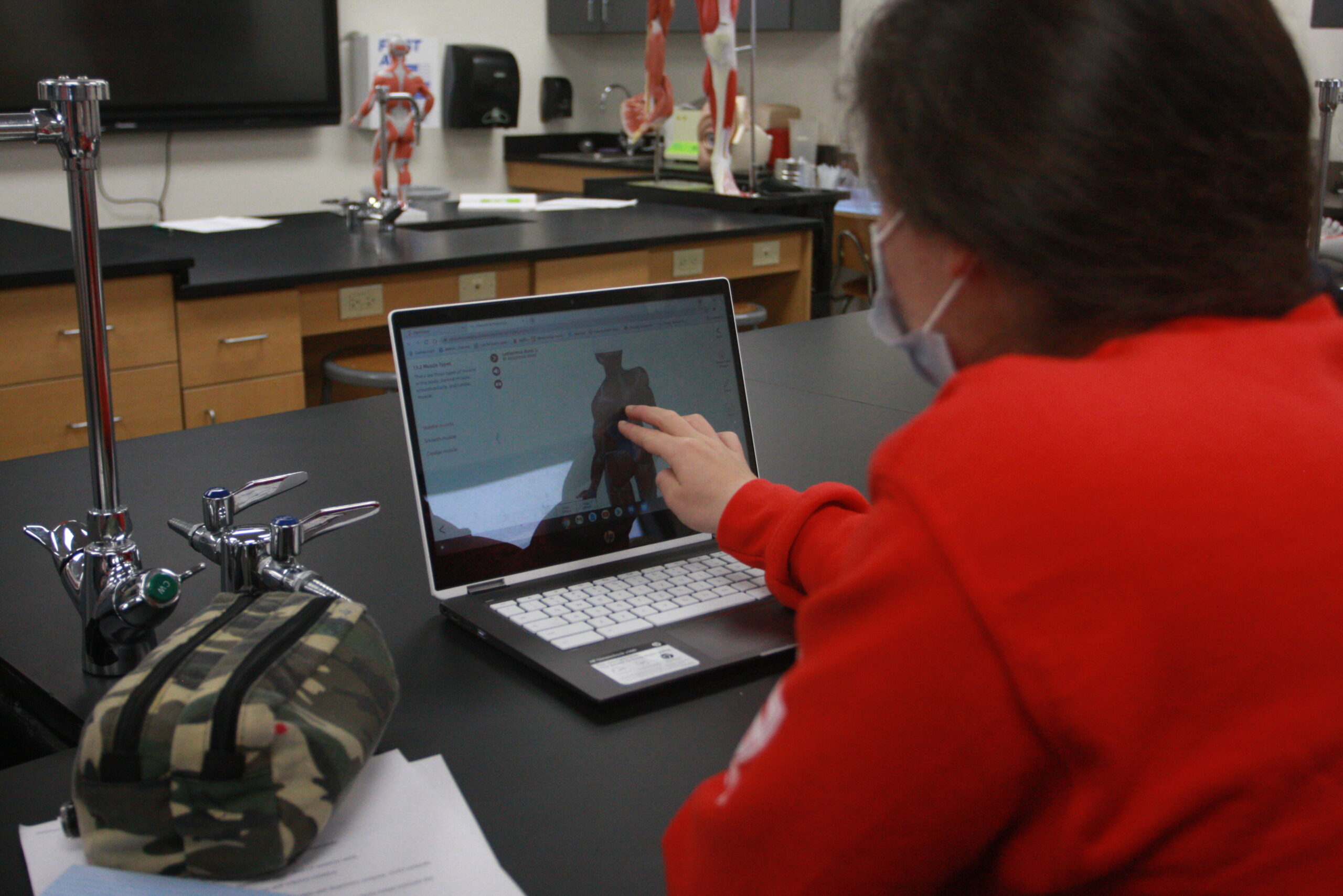 Mary Scott (left), DC3 Professor of Biology, demonstrates the college’s new Anatomage virtual cadaver table during an anatomy and physiology lab on Tuesday, March 23. [Photo by Justin Wilson]